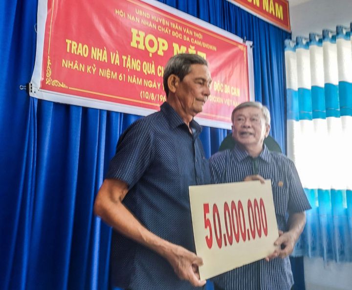 Huyện hội Trần Văn Thời chăm lo cho nạn nhân chất độc da cam