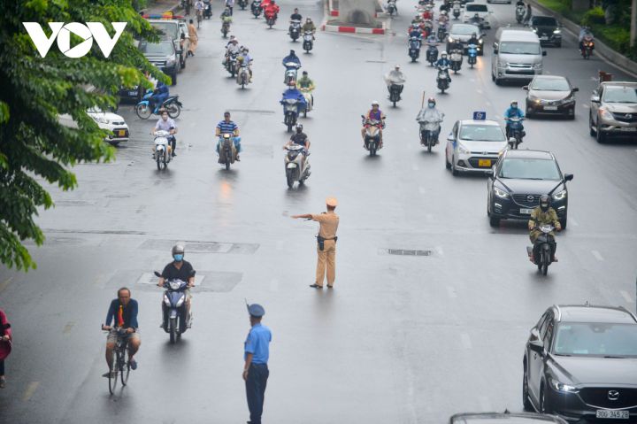 Ngày đầu phân làn đường Nguyễn Trãi: Giao thông lộn xộn, xung đột