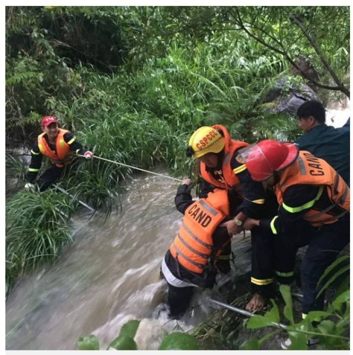 Giải cứu 23 học sinh bị mắc kẹt ở suối Tiên khi đi du lịch