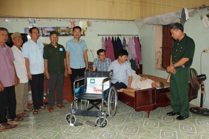 Thành hội Chí Linh tặng xe lăn cho nạn nhân chất độc da cam