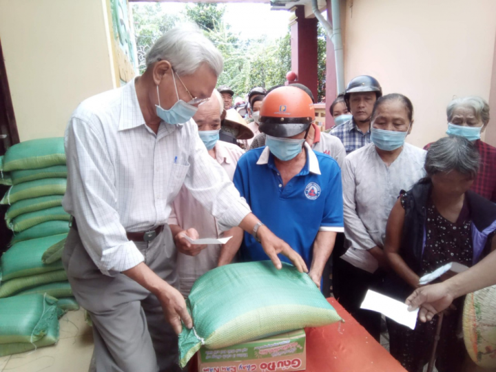 Thành hội Mỹ Tho tặng quà nạn nhân chất độc da cam