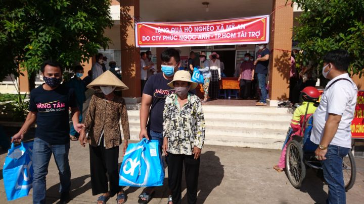 Hội huyện Thủ Thừa tặng quà cho nạn nhân chất độc da cam, hộ nghèo...