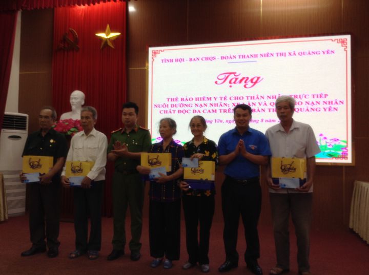 Quảng Ninh: Trao tiền, thẻ BHYT và quà cho nạn nhân chất độc da cam