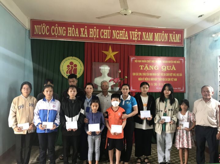 Hội huyện Mộ Đức: Tặng 15 suất học bổng cho con, cháu của nạn nhân chất độc da cam