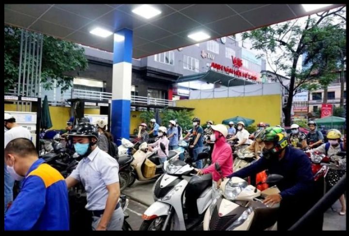 Giá xăng giảm hơn 900 đồng/lít, dầu giảm mạnh hơn