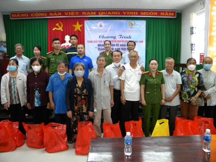 Phan Thiết: Tặng quà cho NNCĐDC dịp kỷ niệm 61 năm “Thảm họa da cam ở Việt Nam”