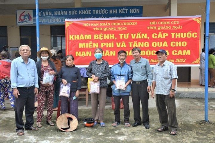 Quảng Ngãi: Khám bệnh, cấp thuốc miễn phí và tặng quà dịp ngày 10/8