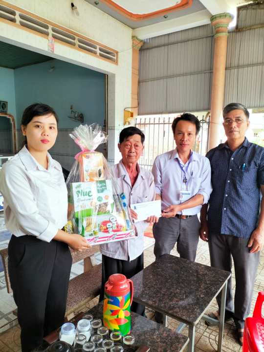 Hội huyện Bù Đốp: Tặng quà nạn nhân chất độc da cam dịp 10/8