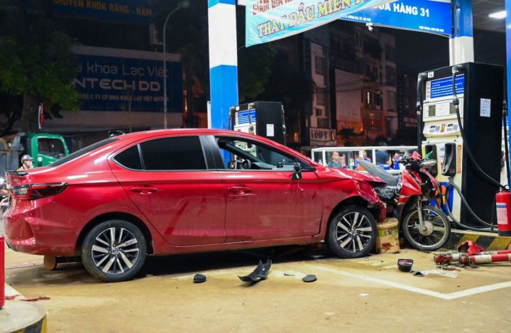 Dấu hiệu hình sự trong vụ ôtô đâm hàng loạt người và xe ở cây xăng