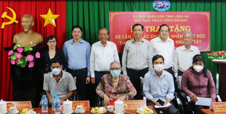 Long An: Trao tặng xe lăn, xe lắc