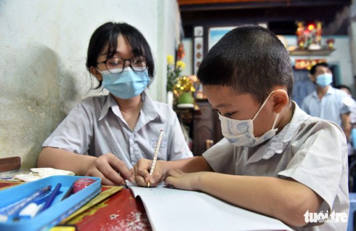 Bí thư Thành ủy TP Hồ Chí Minh, Nguyễn Văn Nên: “Năm nay bác thay cha tặng quà Trung thu cho con!”