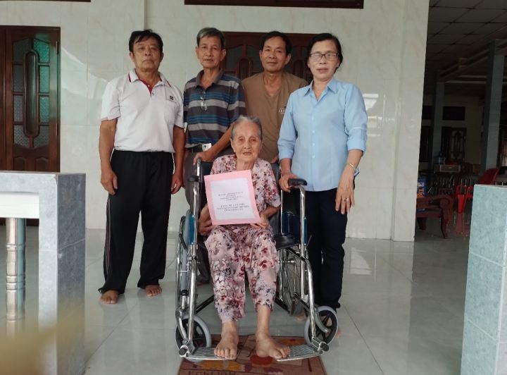 Hội tỉnh Long An tặng xe lăn tại nhà cho nạn nhân chất độc da cam