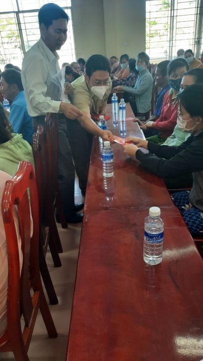 Hội huyện Thủ Thừa trao quà tại xã Mỹ Thạnh