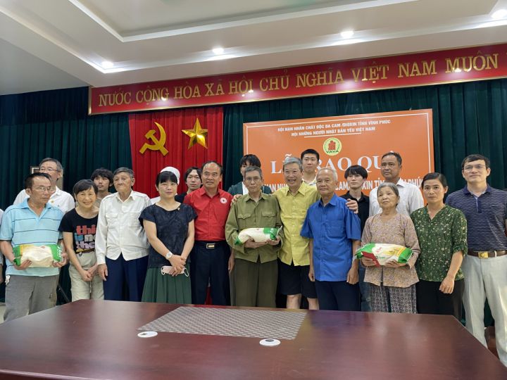 Hội tỉnh Vĩnh Phúc tặng quà dịp Kỷ niệm 61 năm Ngày Vì nạn nhân chất độc da cam (10/8)