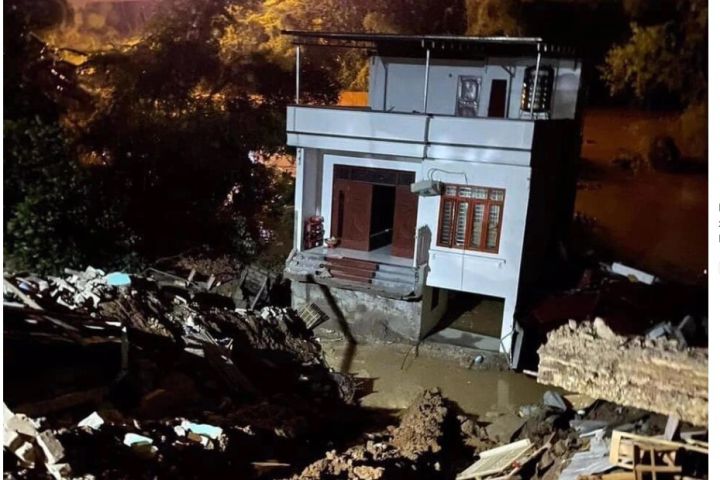 Lạng Sơn: Ba căn nhà sụt xuống sông, nhiều người tháo chạy