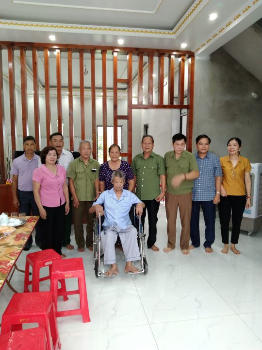 Thái nguyên: Tặng xe lăn cho nạn nhân chất độc da cam và người cao tuổi