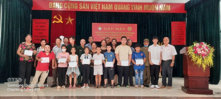 Hội Khuyến học tỉnh Tuyên Quang tặng quà cho nạn nhân vượt khó, học giỏi