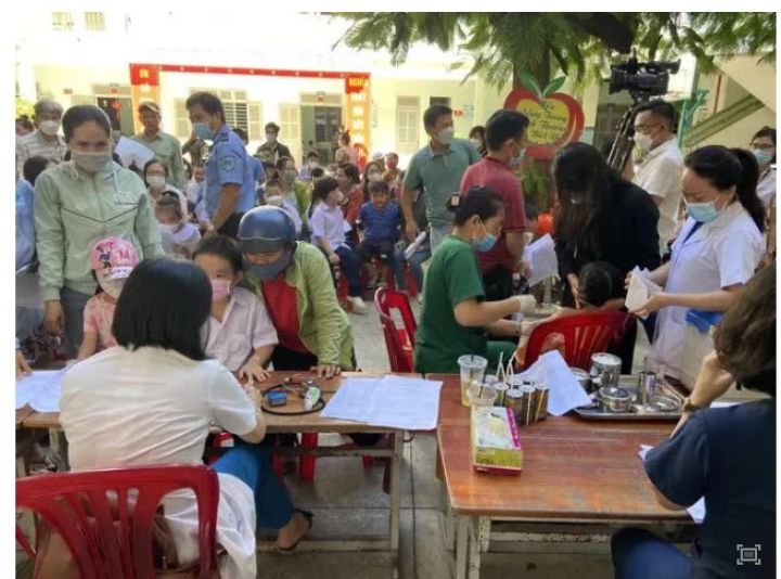 Diễn biến mới vụ học sinh không tiêm vắc-xin phải học online