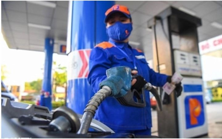 Giá xăng đứng im, giá dầu tăng