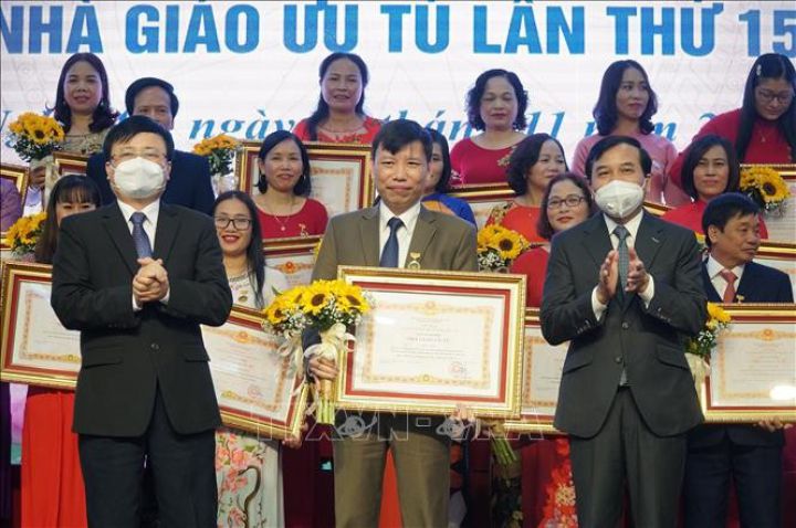 Nhà giáo Ưu tú Cao Cự Giác say mê nghiên cứu Hóa học