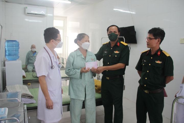 Bệnh viện Quân y 4: tặng quà bệnh nhân là giáo dân có hoàn cảnh khó khăn