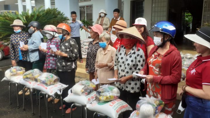 Xã Phú Ngọc tặng quà cho nạn nhân chất độc da cam