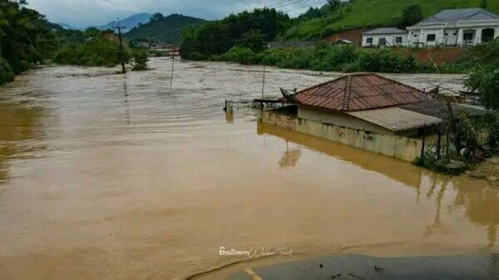 Lào: Lũ kinh hoàng tàn phá 60 ngôi làng thuộc hai tỉnh miền Bắc
