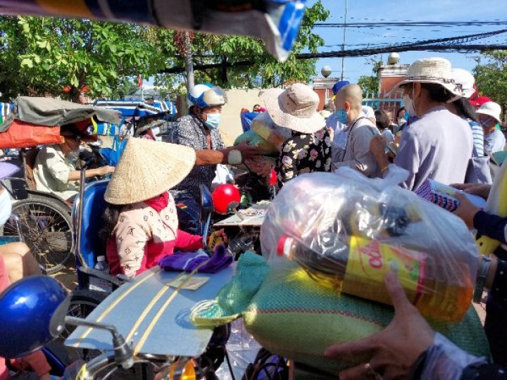 Thủ Thừa: Tặng quà cho nạn nhân chất độc da cam