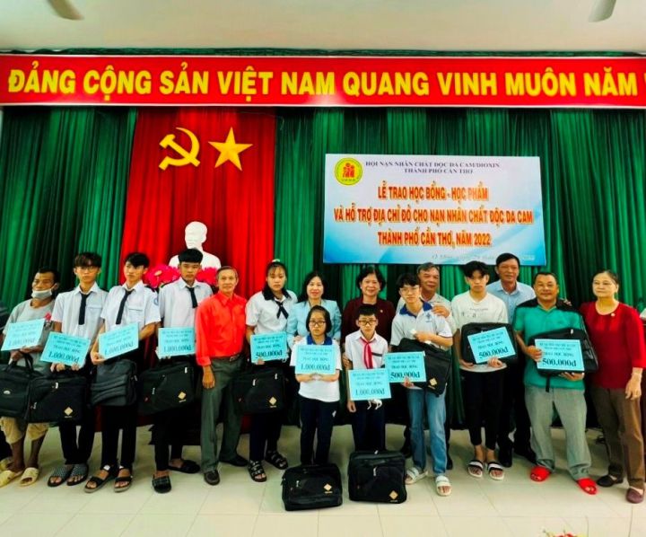 Cần Thơ tổ chức trao học bổng, học phẩm cho học sinh là nạn nhân chất độc da cam năm học 2022-2023.