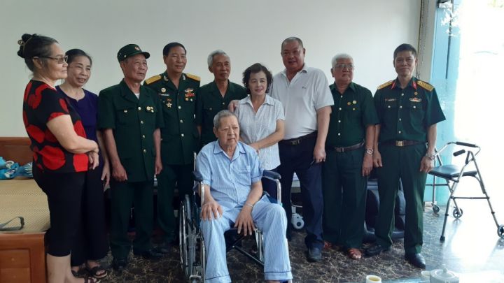 Tỉnh hội Lào Cai trao tặng xe lăn cho nạn nhân