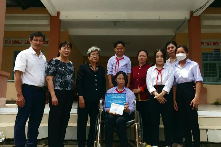 Hội tỉnh Kiên Giang trao học bổng cho học sinh khuyết tật