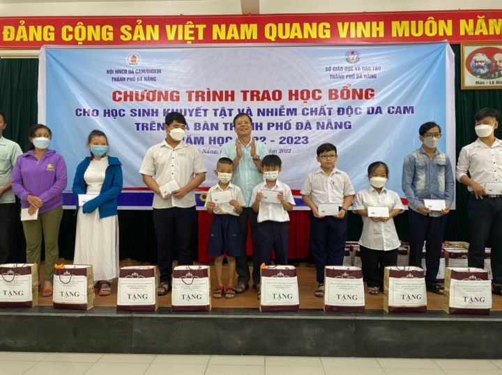 Đà Nẵng: Trao học bổng cho học sinh khuyết tật và nạn nhân chất độc da cam