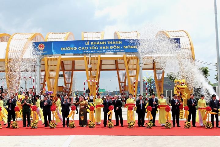 Cắt băng khánh thành cao tốc Vân Đồn-Móng Cái