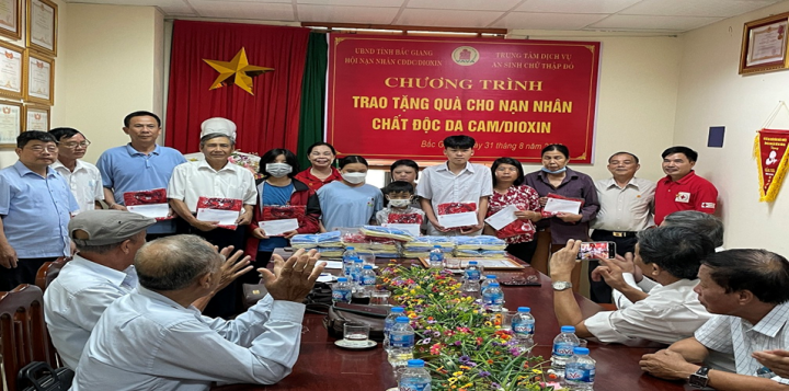 Tỉnh hội  Bắc Giang: Tặng quà cho NNCĐDC nhân dịp Quốc khánh 2/9