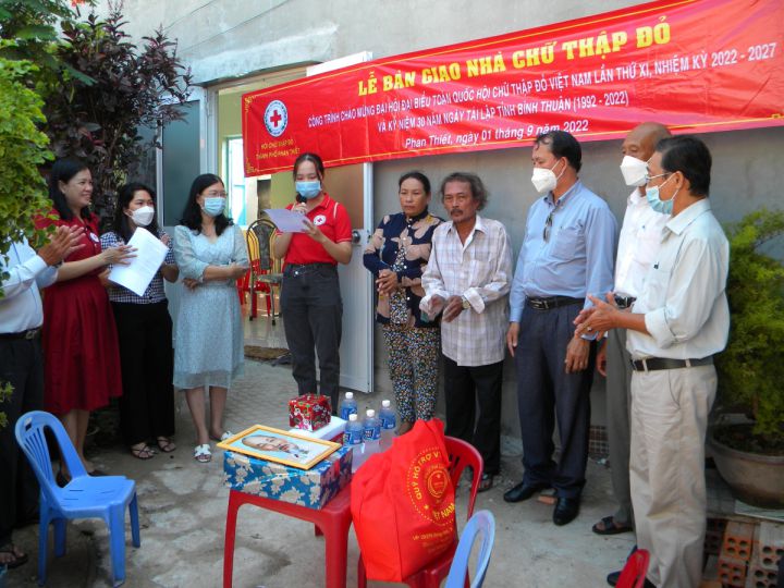 Hội Chữ thập đỏ thành phố Phan Thiết trao nhà tình thương dịp 2/9