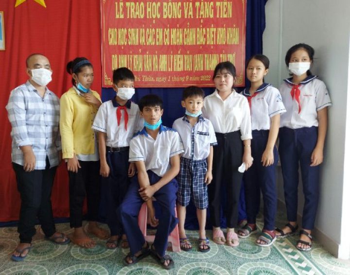 Huyện hội Thủ Thừa tặng quà học sinh khuyết tật, đặc biệt khó khăn