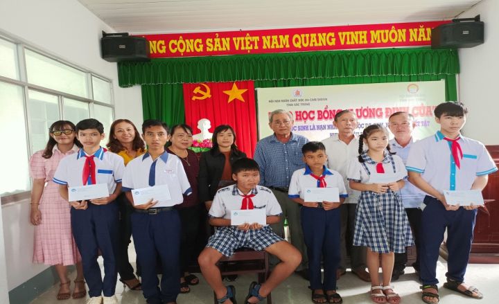 Sóc Trăng: Thăm hỗ trợ học bổng nạn nhân chất độc da cam