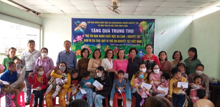 Tặng quà Tết Trung thu 2022 cho trẻ em nạn nhân chất độc da cam