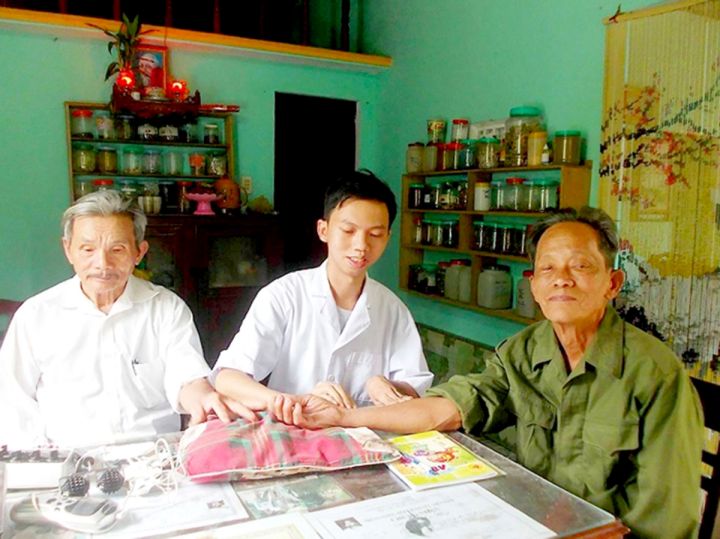 Vượt lên nỗi đau, chữa bệnh cứu người