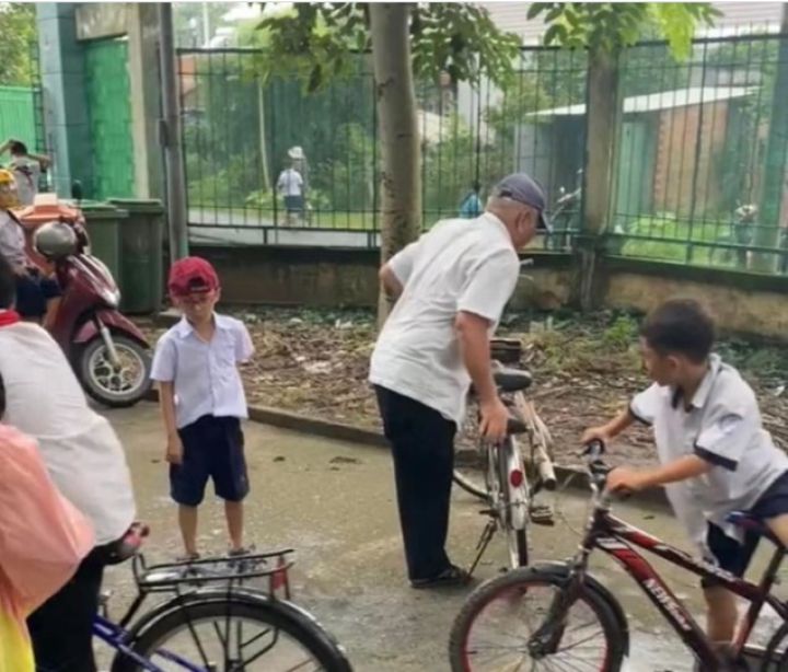 Xúc động cảnh cụ ông mất một chân lúi húi chở cháu đi học về trên xe đạp