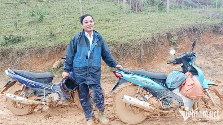 Những hình ảnh xúc động trên đường đến trường của các thầy giáo vùng cao