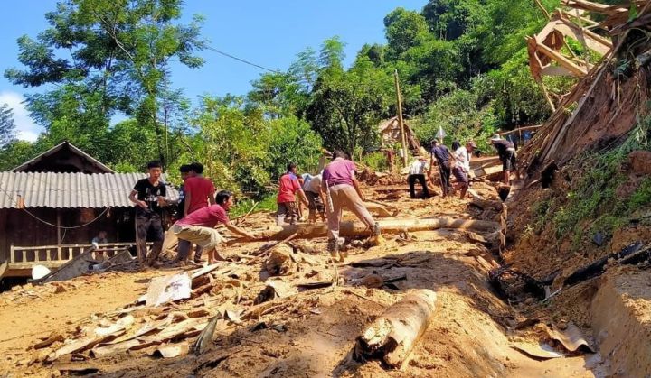 Hà Tĩnh, Nghệ An: Mưa lớn khiến 2 người chết, người dân căng mình chống thiên tai