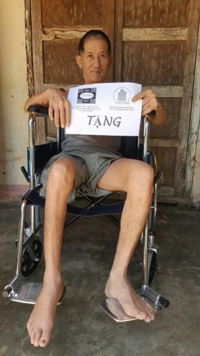 Quảng Ngãi:  Tặng xe lăn cho nạn nhân chất  độc da cam