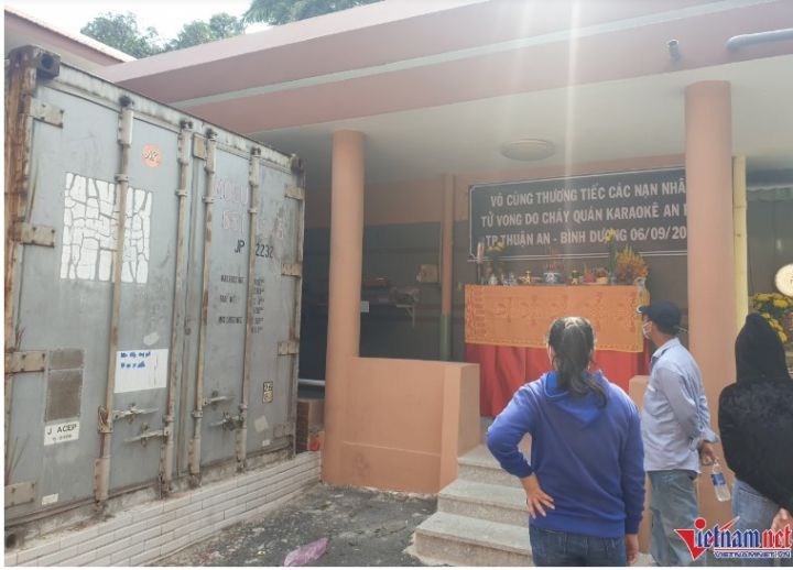 Nghẹn ngào giây phút giao nhận thi thể nạn nhân vụ cháy quán karaoke ở Bình Dương