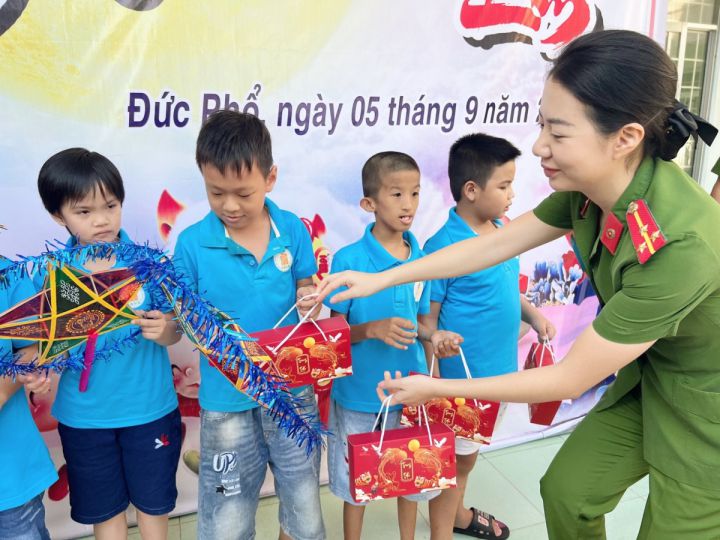 Tết Trung thu đến với trẻ khuyết tật tại Trung tâm Đức Phổ