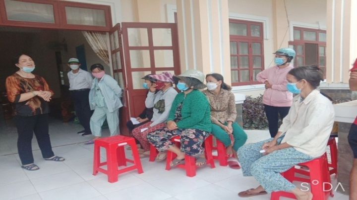 Huyện Ba Tri: Tặng quà cho NNCĐDC và người nghèo