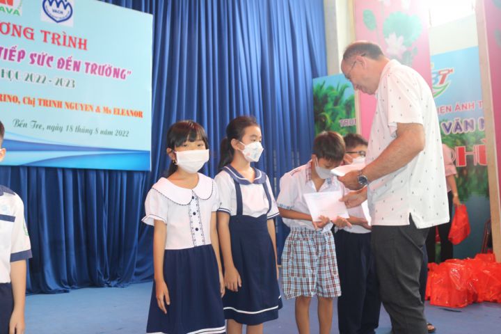 Thành phố Bến Tre: Trao học bổng và tặng xe lăn