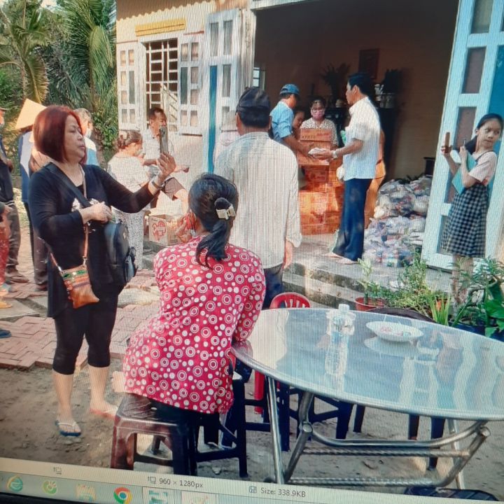 Huyện Châu Thành và Chợ Lách trao quà, trao học bổng cho học sinh và NNCĐDC