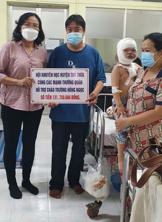 Thủ Thừa hỗ trợ giúp cháu Trương Hồng Ngọc, học sinh lớp 4 điều trị bỏng