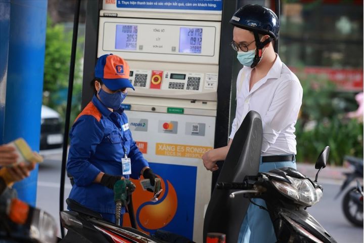 Bỏ hay giữ Quỹ bình ổn xăng dầu?